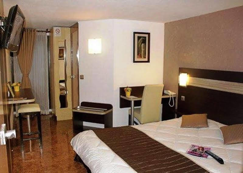 Contact Hotel Restaurant La Chaumiere Entre Orgeval Et Flins A13 Sortie 8 Les Mureaux Exterior foto