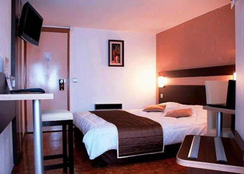 Contact Hotel Restaurant La Chaumiere Entre Orgeval Et Flins A13 Sortie 8 Les Mureaux Exterior foto